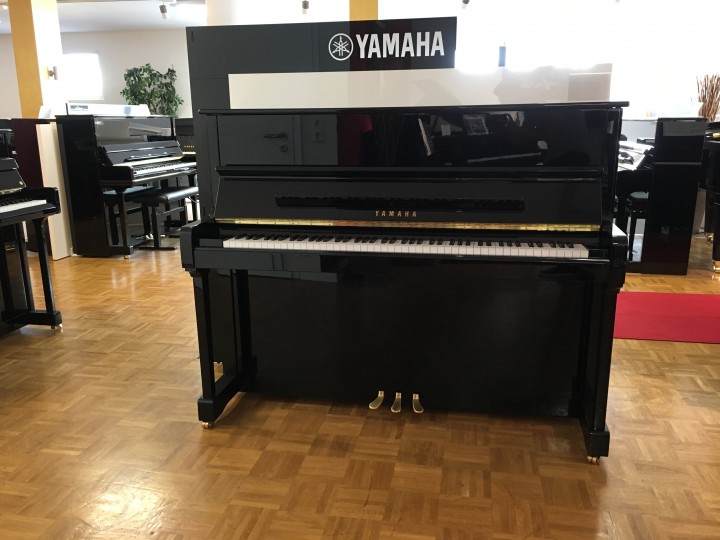 Klavier Yamaha P121 schwarz poliert (Mietrückläufer)