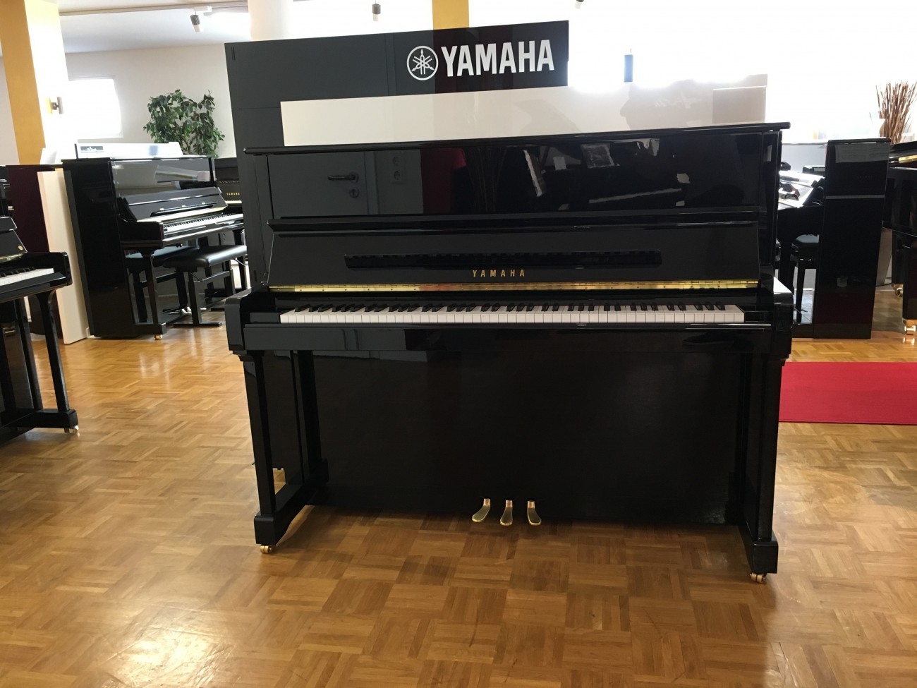 Klavier Yamaha P121 schwarz poliert (Mietrückläufer)