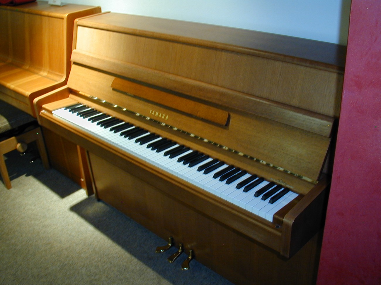 Klavier gebraucht YAMAHA M1J Nußbaum
